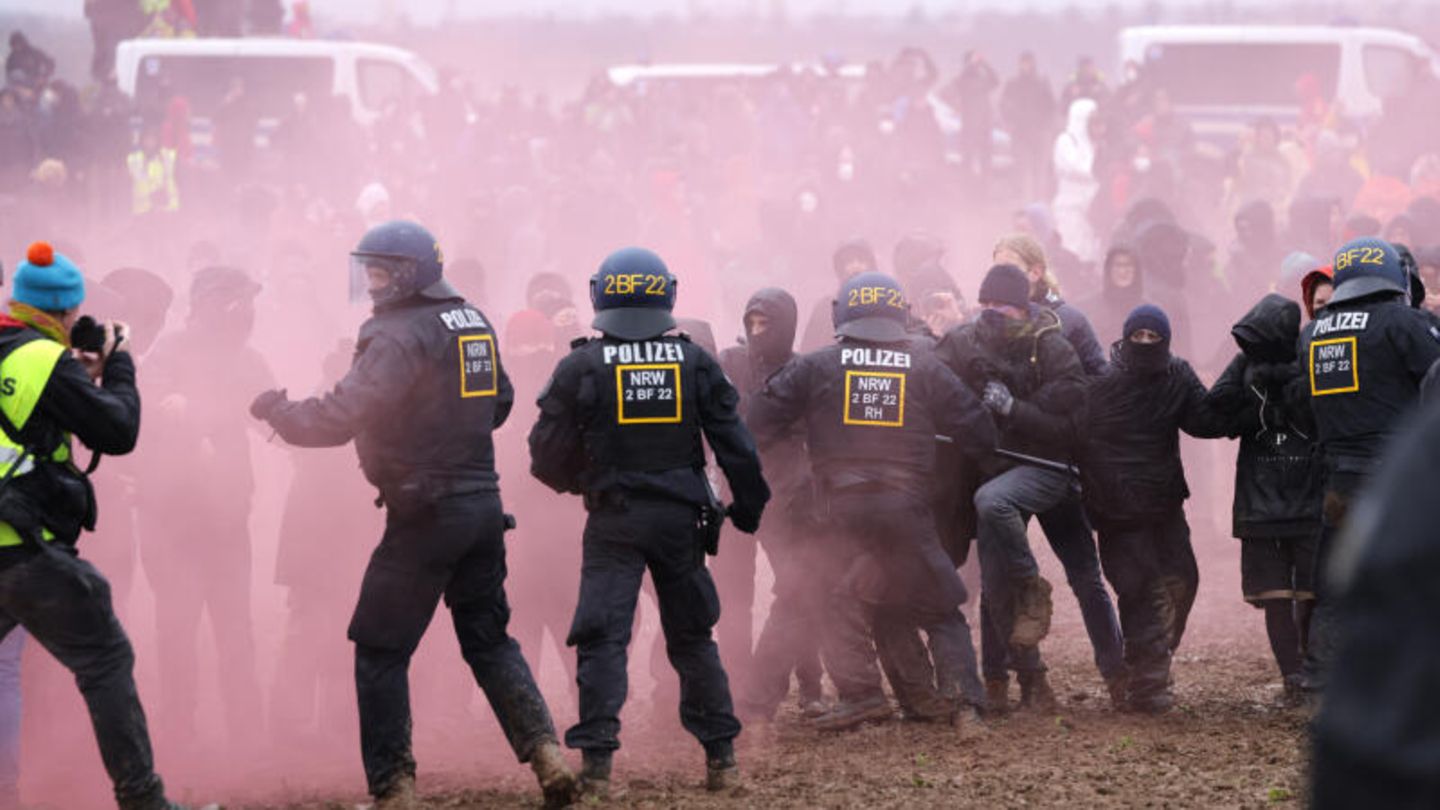 Handgemenge zwischen Demonstranten und der Polizei Handgemenge zwischen Demonstranten und der Polizei