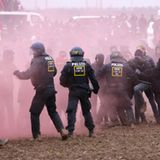 Handgemenge zwischen Demonstranten und der Polizei