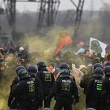Demonstranten stehen der Polizei in Lützerath gegenüber.