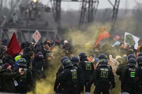 Demonstranten stehen der Polizei in Lützerath gegenüber.