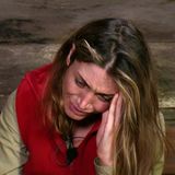 Tessa Bergmeier sorgt im Camp weiter für Drama: Sie klagt über Kopfschmerzen und ist dehydriert, denn das Wasser schmeckt ihr nicht. "Das kann ich nicht trinken. Es hat so einen miesen Nachgeschmack", klagt die Veganerin. "Ich werde das Wasser nicht trinken, wenn es im selben Topf gemacht wird wie ein Leichen-Opossum."
