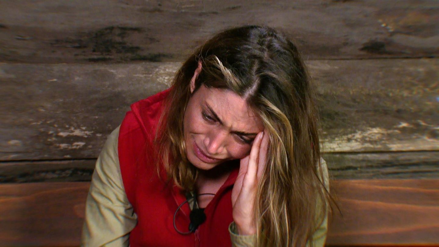 Tessa Bergmeier sorgt im Camp weiter für Drama: Sie klagt über Kopfschmerzen und ist dehydriert, denn das Wasser schmeckt ihr nicht. "Das kann ich nicht trinken. Es hat so einen miesen Nachgeschmack", klagt die Veganerin. "Ich werde das Wasser nicht trinken, wenn es im selben Topf gemacht wird wie ein Leichen-Opossum."