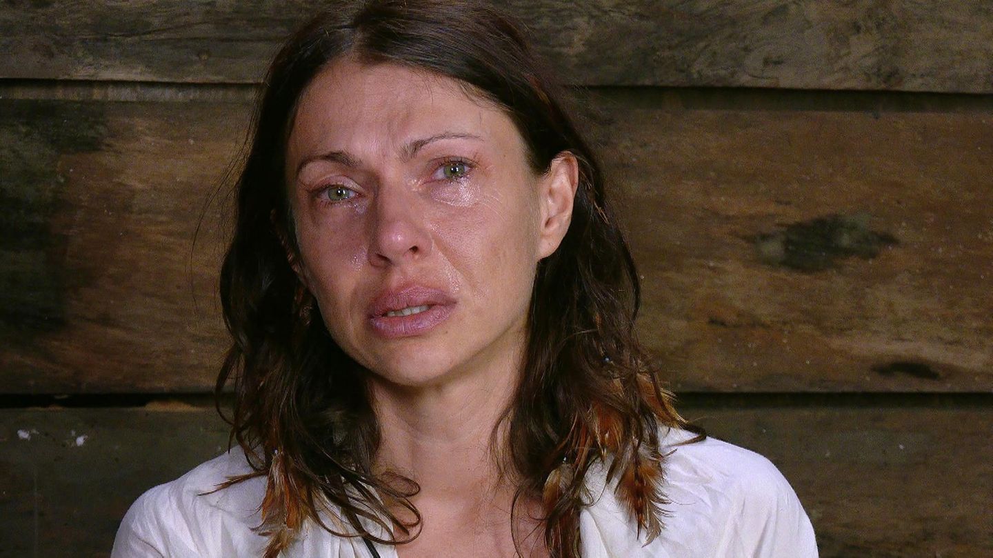 Tessa ist nicht die einzige, die von ihren Gefühlen übermannt wird. Auch Jana Pallaske kommen im Dschungeltelefon die Tränen. Ihr geht es jedoch nicht um persönliche Befindlichkeit, ihr Leid ist eher im allgemein-philosophischen Sinne: "Dass da so ein großes Unbewusstsein für die eigentliche Schönheit ist", klagt die Schauspielerin. "Es werden Werte angestrebt, die keine wirkliche Wertigkeit haben. Leuten denen beigebracht wird, nach Dingen zu streben, von denen sie denken, das würde sie glücklich machen!" 