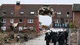Polizei steht vor einem Abrisshaus in Lützerath