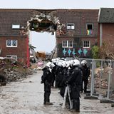Polizei steht vor einem Abrisshaus in Lützerath