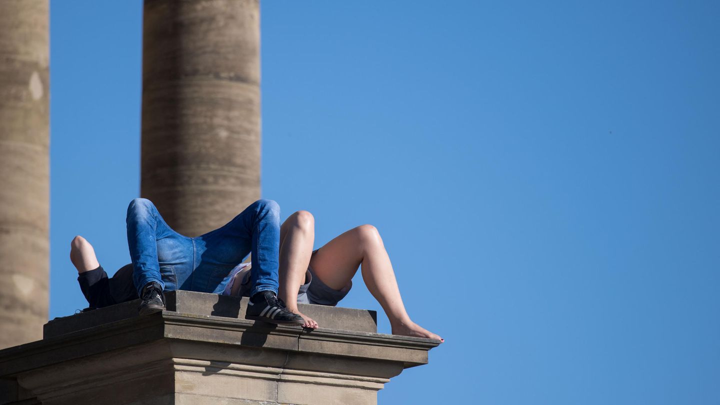Symbolfoto fürs Wetter: Sonnenanbeter in Baden-Württemberg