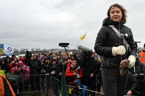 Klimaaktivistin Greta Thunberg steht auf der Bühne vor den versammelten Demonstranten