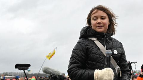 Klimaaktivistin Greta Thunberg steht auf der Bühne vor den versammelten Demonstranten