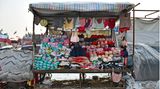 Frau in Verkaufsstand in Afghanistan