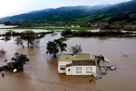 Kalifornien: Hochwasser umgibt ein Haus, nachdem der Salinas River über die Ufer trat