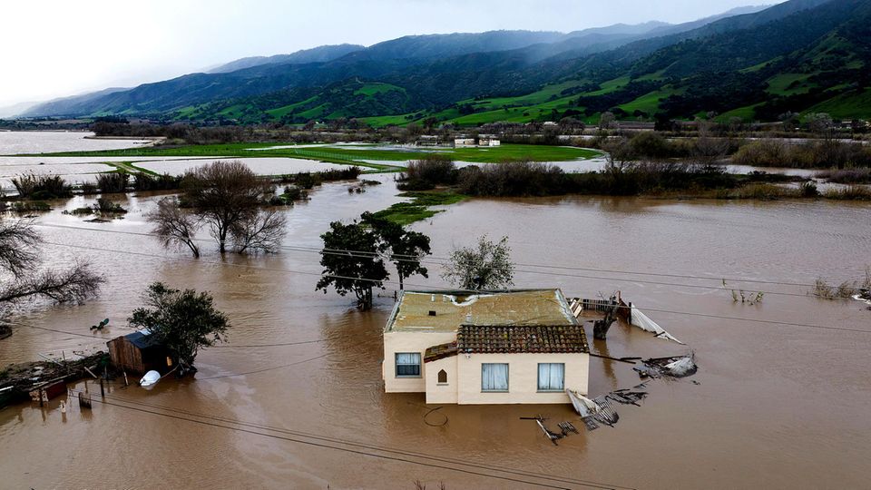 Kalifornien: Hochwasser umgibt ein Haus, nachdem der Salinas River über die Ufer trat