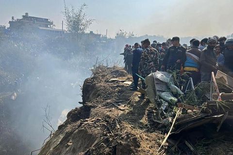Retter und Schaulustige versammeln sich an der Absturzstelle des Flugzeugs in Pokhara