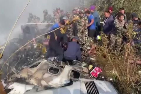 Video: Passagierflugzeug in Nepal abgestürzt