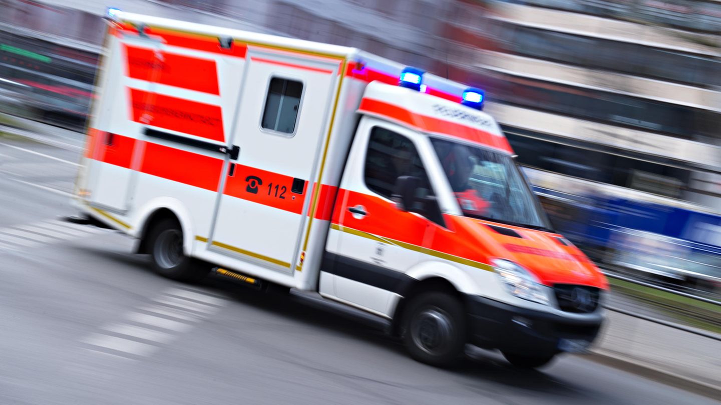 Rettungswagen als Symbolfoto für toten Vierjährigen in Barsinghausen
