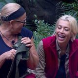 Mit den "Blondgirls" gemeint sind Claudia Effenberg (l.) und Verena Kerth. Die beiden einstigen Spielerfrauen verstehen sich im Dschungelcamp wider Erwarten hervorragend. Vor allem auf Kerth hat sich Gigi eingeschossen: "Verena hat eine Lache, als wenn du eine Ziege bist und du willst mit einer anderen Ziege Paarung machen! Katastrophe die Lache, ich schwöre. Wäre ich mit ihr zusammen, würde ich immer versuchen keine Witze zu machen!"