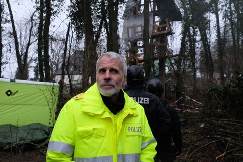Dirk Weinspach vor einem von Aktivisten errichteten Baumhaus in Lützerath