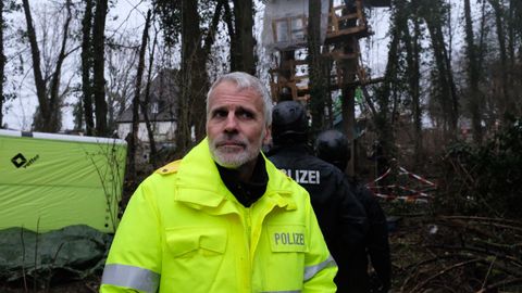 Dirk Weinspach vor einem von Aktivisten errichteten Baumhaus in Lützerath