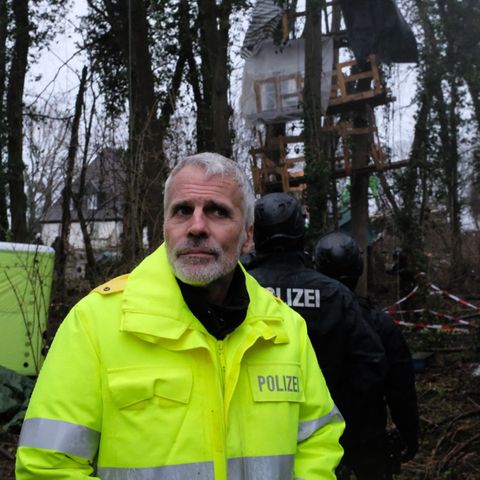 Dirk Weinspach vor einem von Aktivisten errichteten Baumhaus in Lützerath