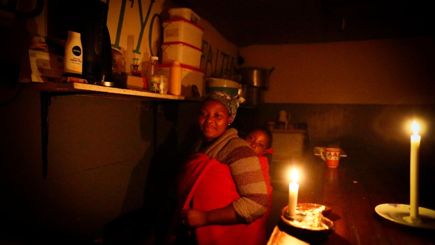  A Cape Town restaurateur has to run her takeaway by candlelight.  There is a planned power outage known as load shedding.