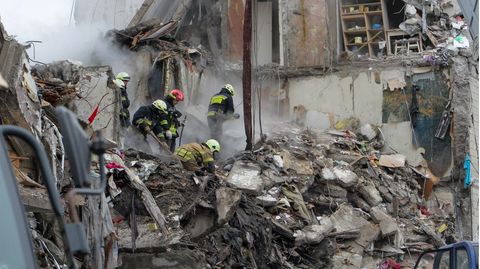 Ukraine, Dnipro: Rettungskräfte beseitigen die Trümmer und suchen nach Menschen in dem Wohnblock