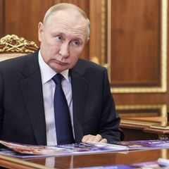 Wladimir Putin hört sich einen weiteren Rapport eines Untergebenen an.