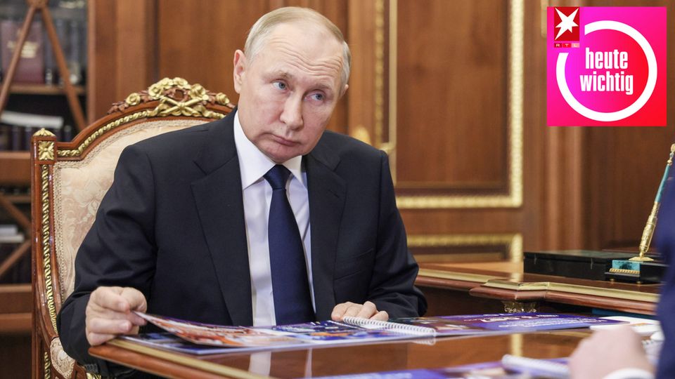 Wladimir Putin hört sich einen weiteren Rapport eines Untergebenen an.