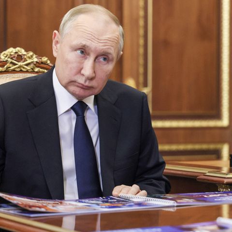 Wladimir Putin hört sich einen weiteren Rapport eines Untergebenen an.