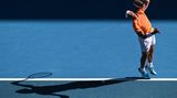 Rafael Nadal schlägt am ersten Tag der Australian Open in Melbourne gegen den Jack Draper im Herreneinzel auf
