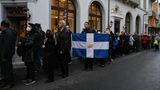 Menschen stehen Schlange, um der Beerdigung des ehemaligen Königs Konstantin II. von Griechenland beizuwohnen