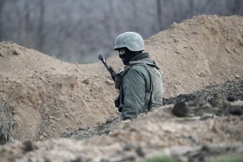 Ein russischer Soldat bei einer Übung. Immer wieder kommt es dabei in Russland zu tödlichen Unfällen. 