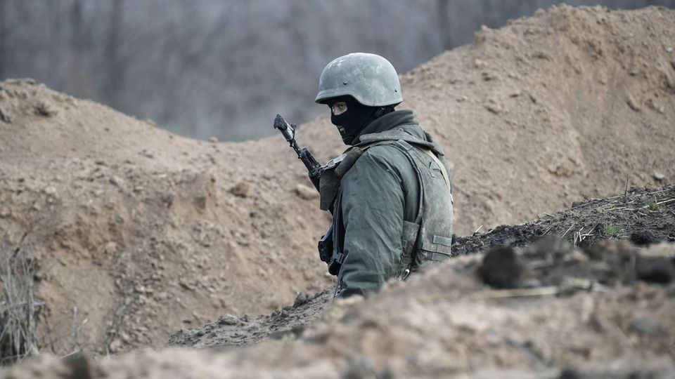 Ein russischer Soldat bei einer Übung. Immer wieder kommt es dabei in Russland zu tödlichen Unfällen. 