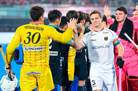 Hockeyspieler Mats Grambusch trägt die Regenbogenbinde