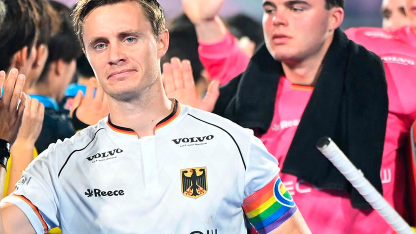 Hockeyspieler Mats Grambusch trägt die Regenbogenbinde