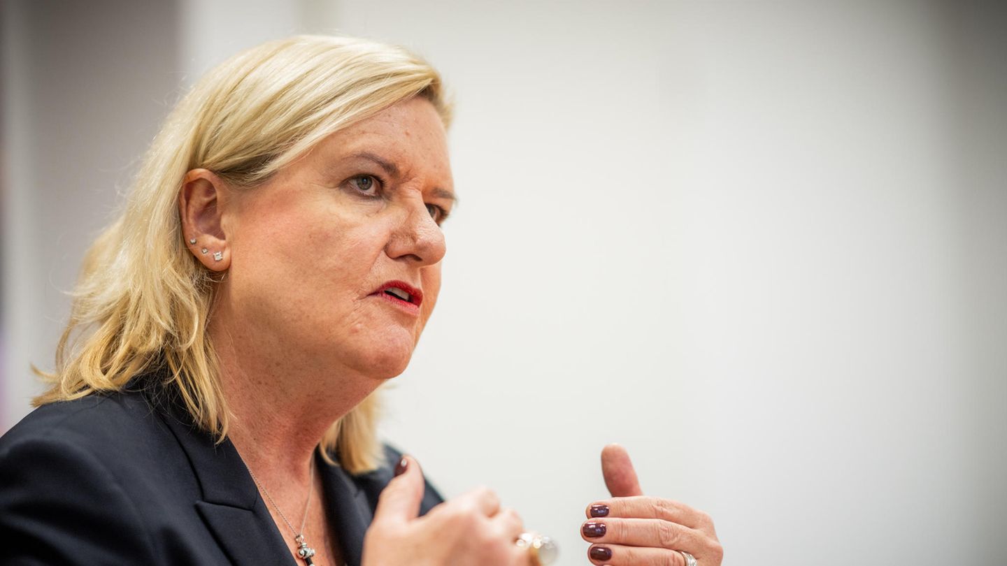 Eva Högl Seit Mai 2020 ist sie Wehrbeauftragte des Deutschen Bundestages: die ehemalige SPD-Bundestagsabgeordnete Eva Högl. In dieser Rolle ist es ihre Aufgabe, die parlamentarischen Kontrolle der Streitkräfte sicherzustellen, die Grundrechte der Soldatinnen und Soldaten zu wahren sowie über die Einhaltung der Grundsätze der Inneren Führung zu wachen. Die 54-jährige Juristin hat also Zeit gehabt, sich ins Thema Bundeswehr einzuarbeiten. Außerdem hat sie das richtige Parteibuch und das richtige Geschlecht, damit die von Bundeskanzler Olaf Scholz (SPD) gewünschte Parität im Kabinett beibehalten wird.