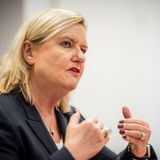 Seit Mai 2020 ist sie Wehrbeauftragte des Deutschen Bundestages: die ehemalige SPD-Bundestagsabgeordnete Eva Högl. In dieser Rolle ist es ihre Aufgabe, die parlamentarischen Kontrolle der Streitkräfte sicherzustellen, die Grundrechte der Soldatinnen und Soldaten zu wahren sowie über die Einhaltung der Grundsätze der Inneren Führung zu wachen.  Die 54-jährige Juristin hat also Zeit gehabt, sich ins Thema Bundeswehr einzuarbeiten. Außerdem hat sie das richtige Parteibuch und das richtige Geschlecht, damit die von Bundeskanzler Olaf Scholz (SPD) gewünschte Parität im Kabinett beibehalten wird.