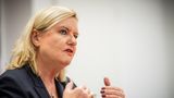 Seit Mai 2020 ist sie Wehrbeauftragte des Deutschen Bundestages: die ehemalige SPD-Bundestagsabgeordnete Eva Högl. In dieser Rolle ist es ihre Aufgabe, die parlamentarischen Kontrolle der Streitkräfte sicherzustellen, die Grundrechte der Soldatinnen und Soldaten zu wahren sowie über die Einhaltung der Grundsätze der Inneren Führung zu wachen.  Die 54-jährige Juristin hat also Zeit gehabt, sich ins Thema Bundeswehr einzuarbeiten. Außerdem hat sie das richtige Parteibuch und das richtige Geschlecht, damit die von Bundeskanzler Olaf Scholz (SPD) gewünschte Parität im Kabinett beibehalten wird.