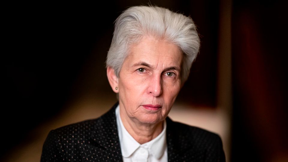 Die Vorsitzende des Verteidigungsausschusses ist zwar eine extrem unwahrscheinliche Option, weil mit der FDP in der falschen Partei. Dennoch hat sie sich mit zahlreichen Talkshow-Auftritten zum Thema derart in den Vordergrund gedrängt, dass ihr Name in der Gerüchteküche fällt. Schwer vorstellbar aber, dass die Ampel ihren Koalitionsvertrag mit den verteilten Ministerien zwischen zwei Bundestagswahlen noch einmal neu verhandelt. 