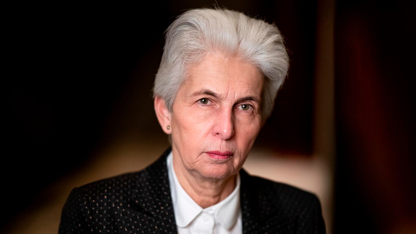 Die Vorsitzende des Verteidigungsausschusses ist zwar eine extrem unwahrscheinliche Option, weil mit der FDP in der falschen Partei. Dennoch hat sie sich mit zahlreichen Talkshow-Auftritten zum Thema derart in den Vordergrund gedrängt, dass ihr Name in der Gerüchteküche fällt. Schwer vorstellbar aber, dass die Ampel ihren Koalitionsvertrag mit den verteilten Ministerien zwischen zwei Bundestagswahlen noch einmal neu verhandelt. 