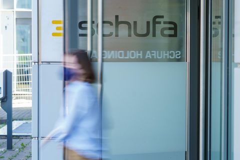 Eine Frau verlässt das Gebäude der Schufa in Wiesbaden