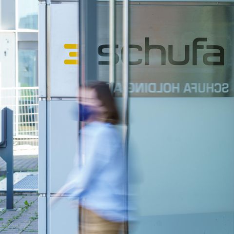Eine Frau verlässt das Gebäude der Schufa in Wiesbaden