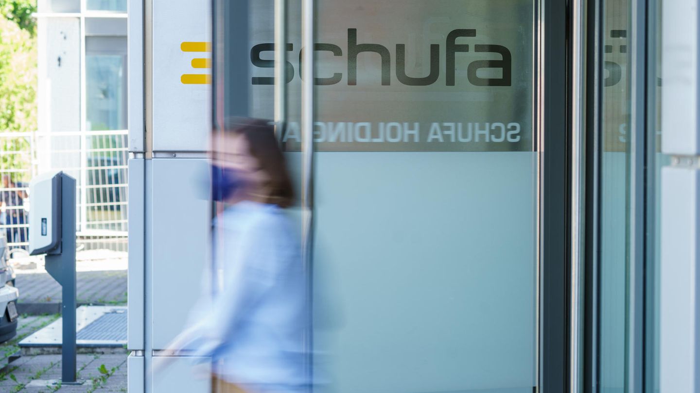 Eine Frau verlässt das Gebäude der Schufa in Wiesbaden