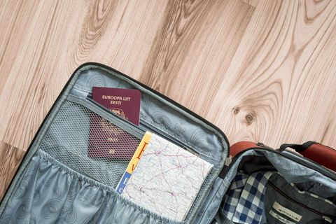 Koffer mit Stadtplan und Reisepass