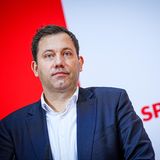 Der SPD-Bundesvorsitzende kann nicht nur mit dem richtigen Parteibuch, sondern auch mit Kompetenz punkten: Er sitzt mit im Verteidigungsausschuss und kennt sich mit dem Thema Bundeswehr daher aus. Selbst gedient hat er allerdings nicht. Er wäre jedenfalls ein politisches Schwergewicht in einem durch den Ukraine-Krieg wichtigen Ministerium. Bliebe das "Problem", dass er keine Frau ist. Anders als bei Hubertus Heil könnte Scholz kein anderes Ministerium mit einer Frau nachbesetzen. Ob der Kanzler in dieser Frage über seinen Schatten springt?