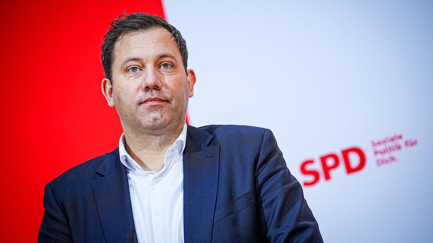 Der SPD-Bundesvorsitzende kann nicht nur mit dem richtigen Parteibuch, sondern auch mit Kompetenz punkten: Er sitzt mit im Verteidigungsausschuss und kennt sich mit dem Thema Bundeswehr daher aus. Selbst gedient hat er allerdings nicht. Er wäre jedenfalls ein politisches Schwergewicht in einem durch den Ukraine-Krieg wichtigen Ministerium. Bliebe das "Problem", dass er keine Frau ist. Anders als bei Hubertus Heil könnte Scholz kein anderes Ministerium mit einer Frau nachbesetzen. Ob der Kanzler in dieser Frage über seinen Schatten springt?