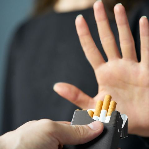 Rauchen aufhören – jemand lehnt Zigaretten ab