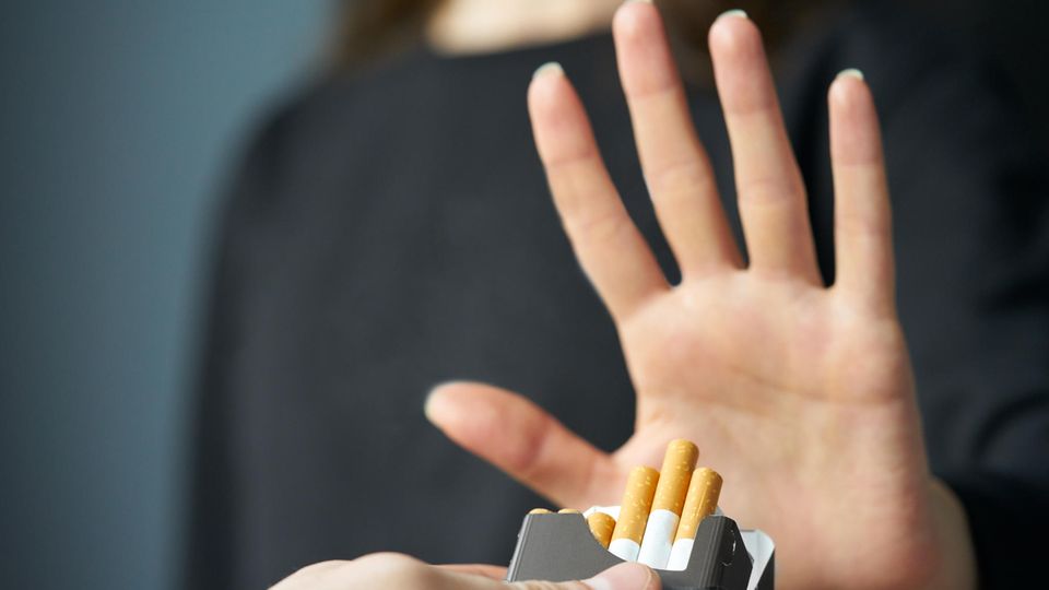Rauchen – jemand lehnt Zigaretten ab