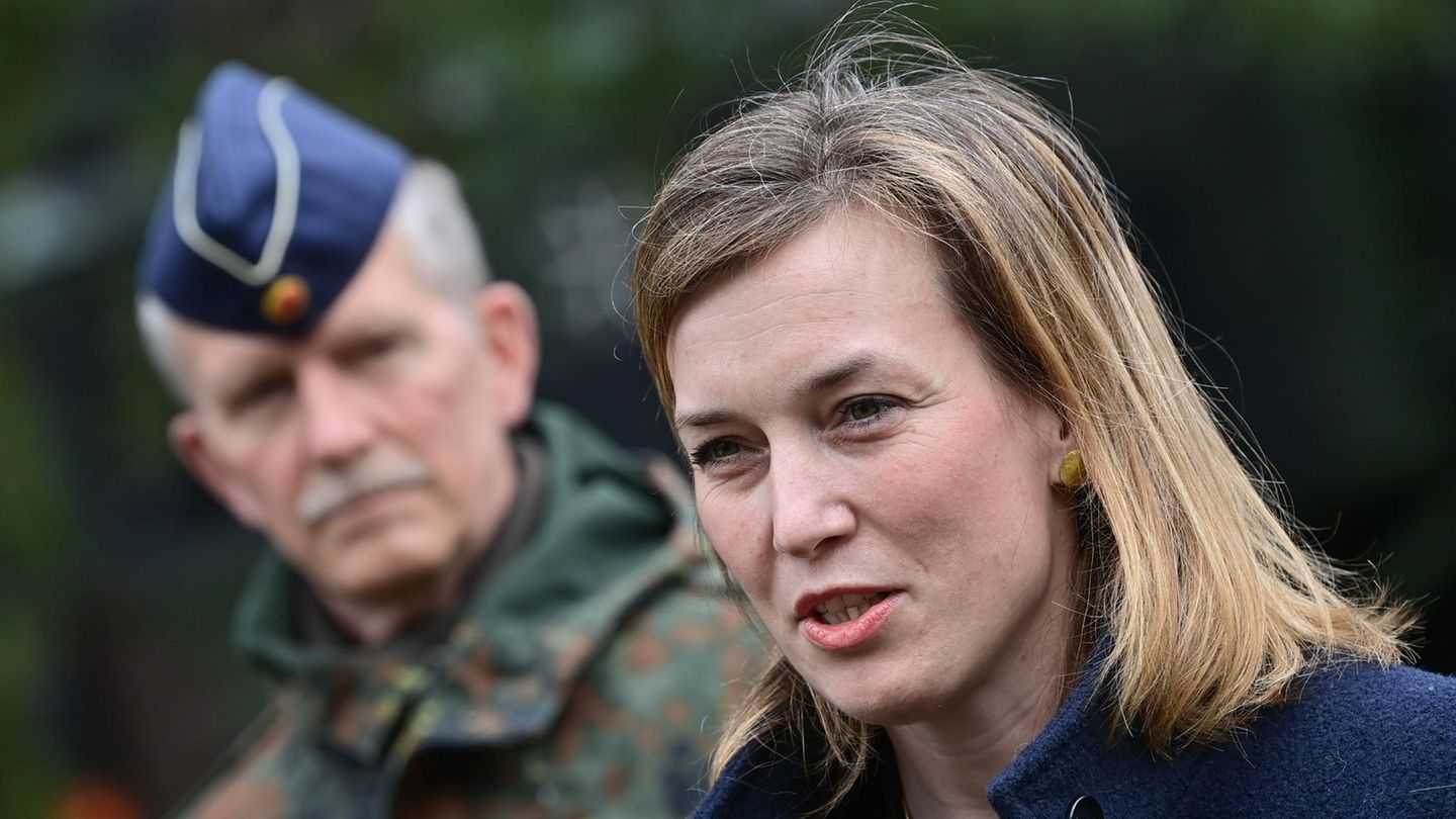 Trotz des ungewöhnlichen Vornamens dürfte Möller den meisten Bürgerinnen und Bürgern unbekannt sein. Die Ostfriesin ist Parlamentarische Staatssekretärin im Bundesverteidigungsministerium, kennt also Bundeswehr und Ministerium bereits. Allerdings mangelt es der 39-jährigen SPD-Abgeordneten vielleicht noch an Führungserfahrung und politischem Gewicht, um so ein wichtiges Ministerium zu führen. Bis zu ihrem Einzug in den Bundestag 2016 hat die Studienrätin an einem Gymnasium in Wilhelmshaven Französisch, Politik & Wirtschaft sowie Spanisch unterrichtet.