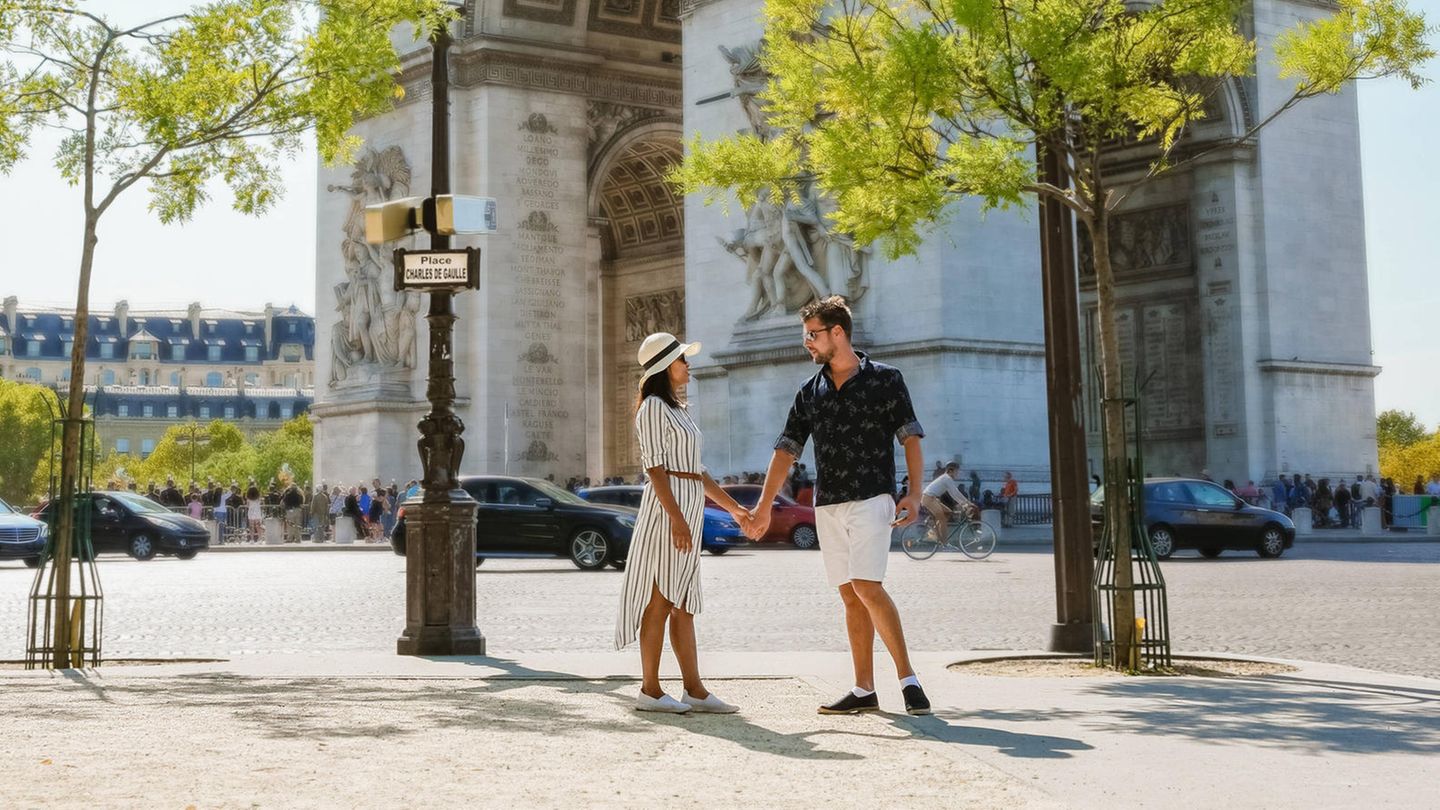 Liebespaar vor dem Arc de Triomphe