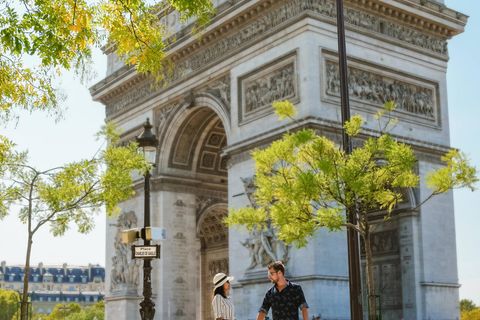 Liebespaar vor dem Arc de Triomphe