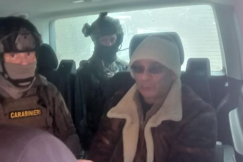 Mafia-Boss Matteo Messina Denaro (r.) nach seiner Festnahme in einem Fahrzeug der Polizei